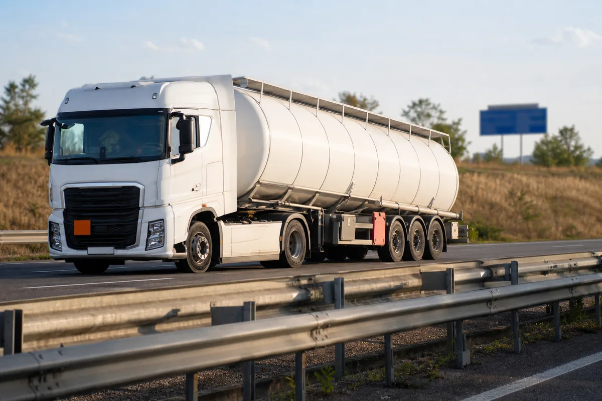 Camion-citerne avec plaques orange circulant sur une autoroute française